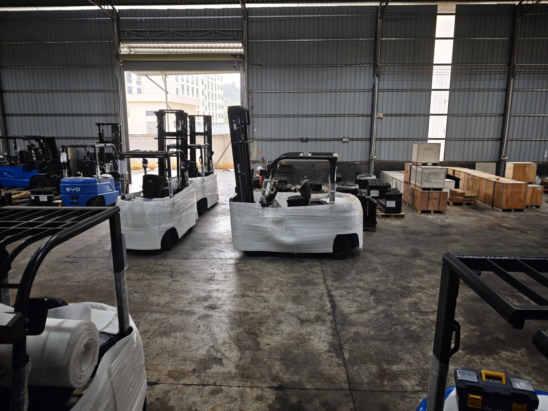 How forklift for warehouse operations su