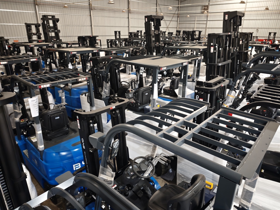 Applicable aisle width for 3 wheel electric forklift 3 ton on warehouse sites