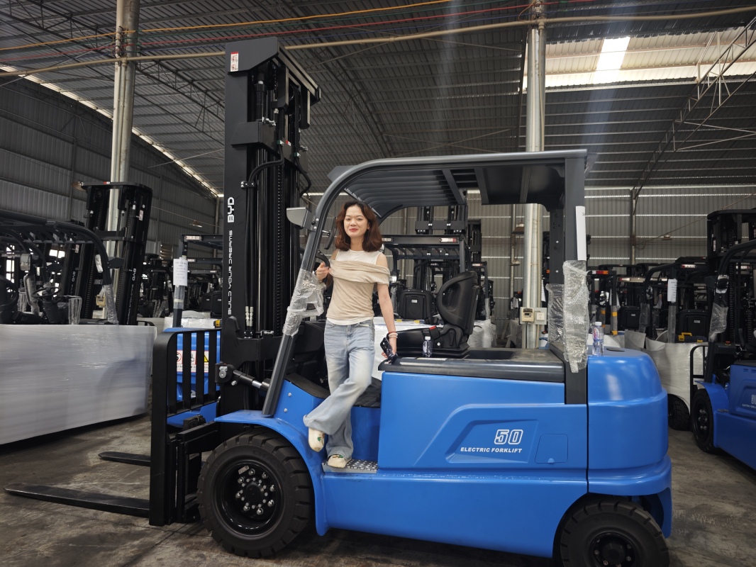 How does electric forklift work in cold storage warehouse environments?