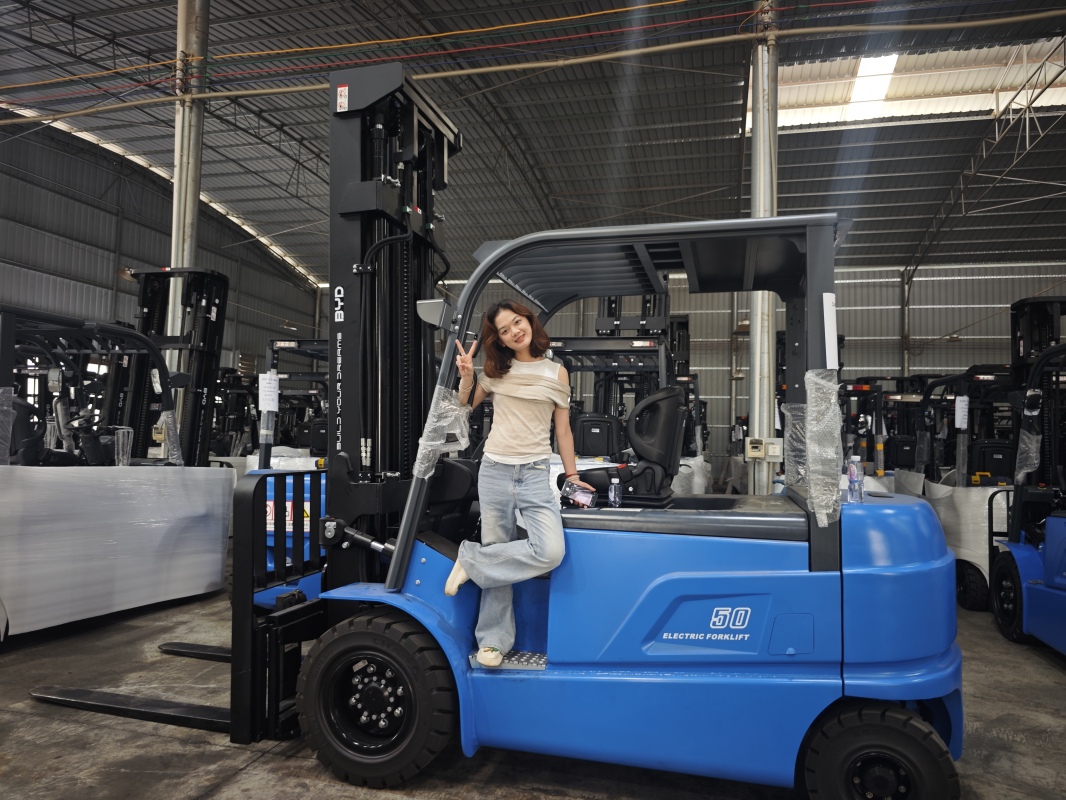 Daily inspection items for stand up reach truck before operation