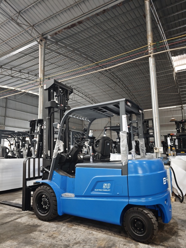 Forklift fuel cost comparison alongside lubricant and consumable spending