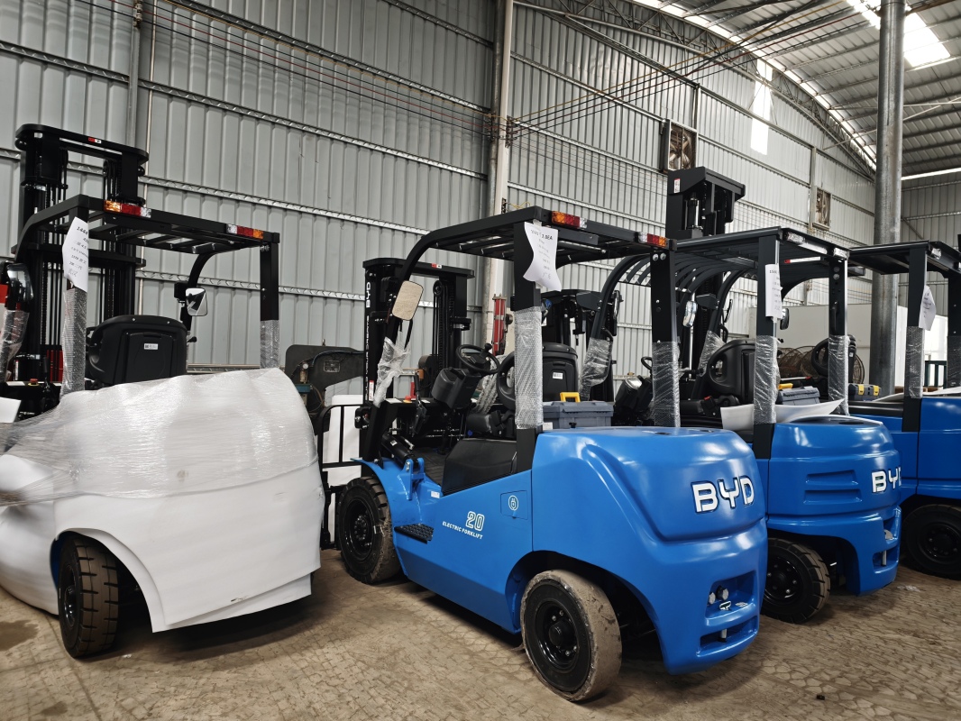 Forklift battery comparison: on-site mai