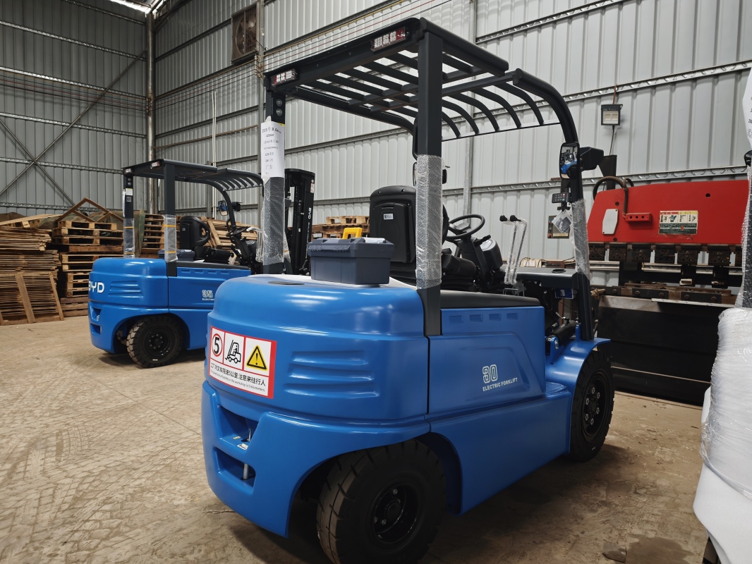 Right-Sizing Forklift Batteries: Avoid Overbuying and Underspending(Image1) Right-Sizing Forklift Batteries: Avoid Overbuying and Underspending(Image1)
