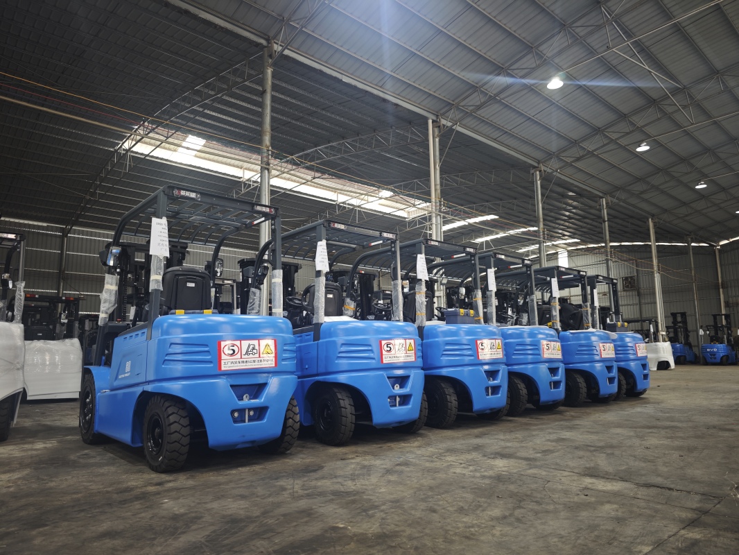 Forklift battery comparison: total cost 