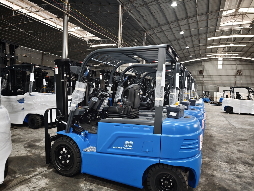 Choosing Wrap Materials for Outdoor Forklift Fleet Graphics(图1) Choosing Wrap Materials for Outdoor Forklift Fleet Graphics(图1)