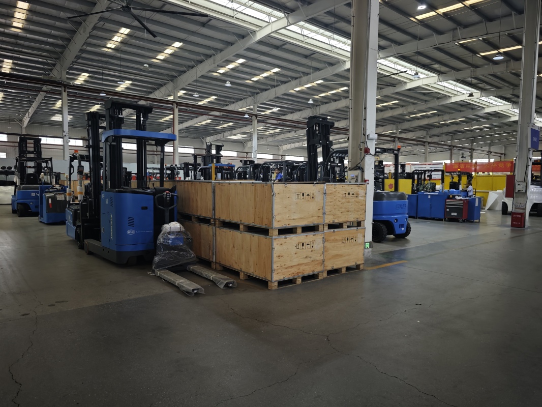 Operational advantages of powered pallet truck for short-dis