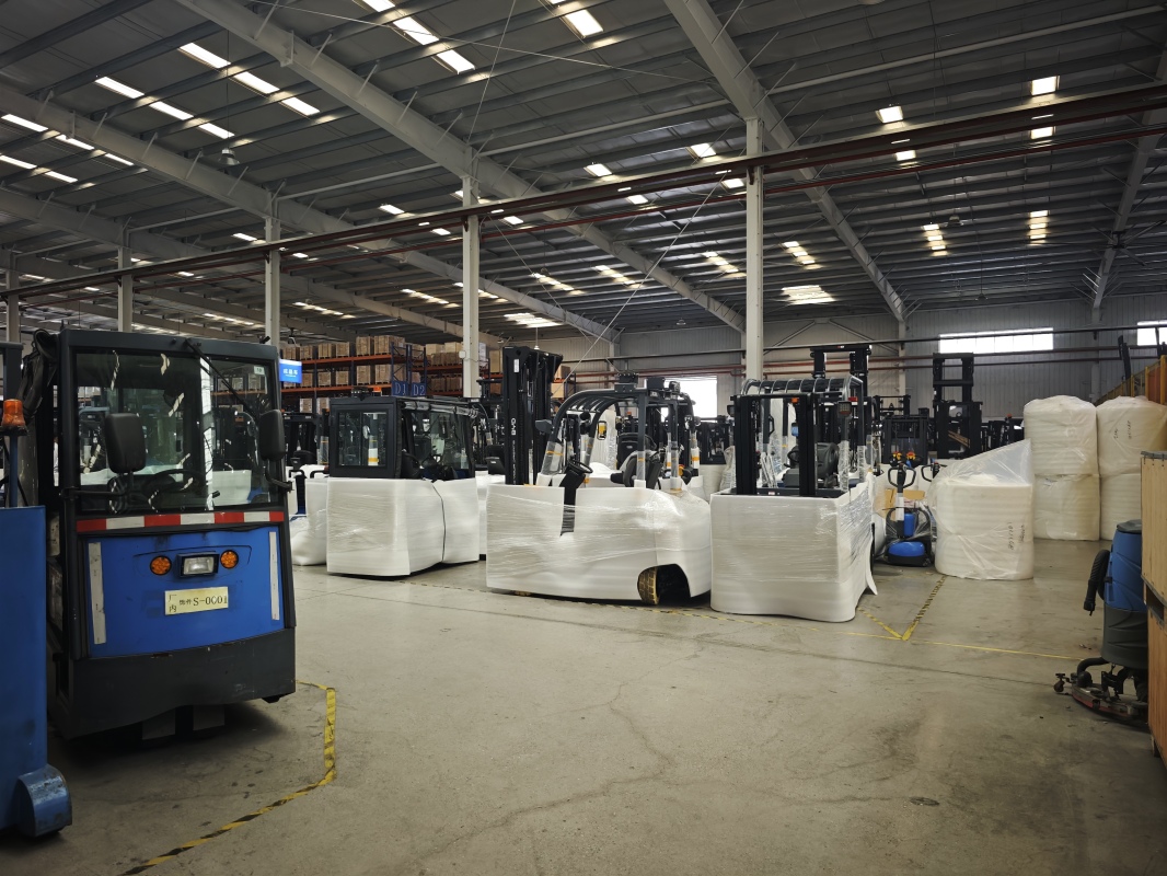 Forklift voltage guide: matching voltage with racking height